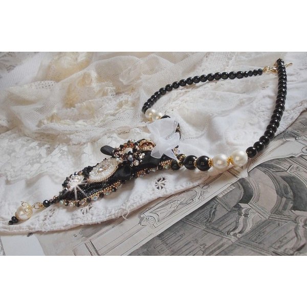 Collana vintage Sacred Black Haute-Couture ricamata con cristalli Swarovski, nastro di organza e perline Miyuki