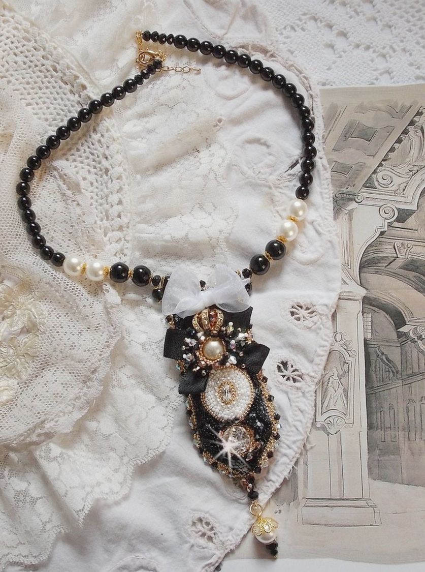 Collana vintage Sacred Black Haute-Couture ricamata con cristalli Swarovski, nastro di organza e perline Miyuki