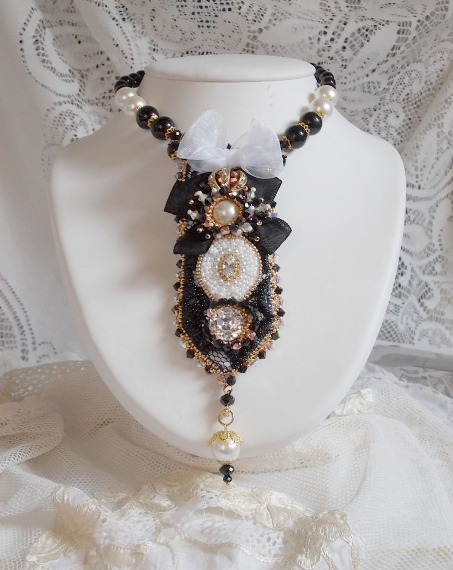 Collana vintage Sacred Black Haute-Couture ricamata con cristalli Swarovski, nastro di organza e perline Miyuki