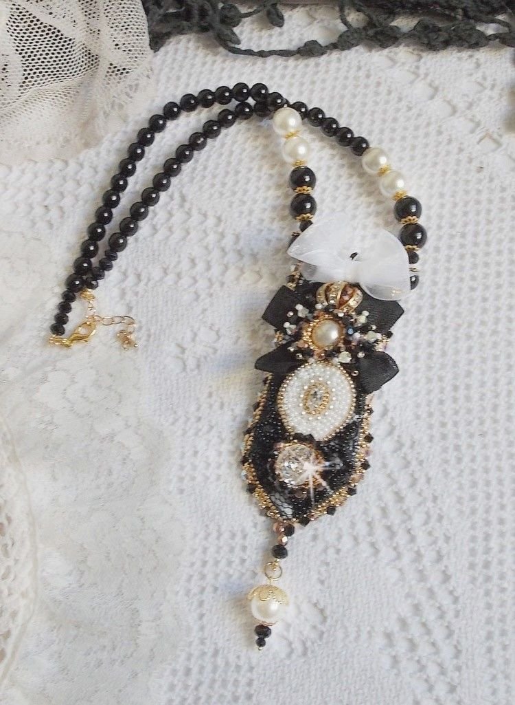 Collana vintage Sacred Black Haute-Couture ricamata con cristalli Swarovski, nastro di organza e perline Miyuki