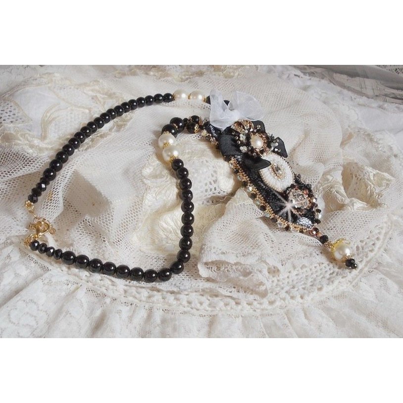 Collana vintage Sacred Black Haute-Couture ricamata con cristalli Swarovski, nastro di organza e perline Miyuki