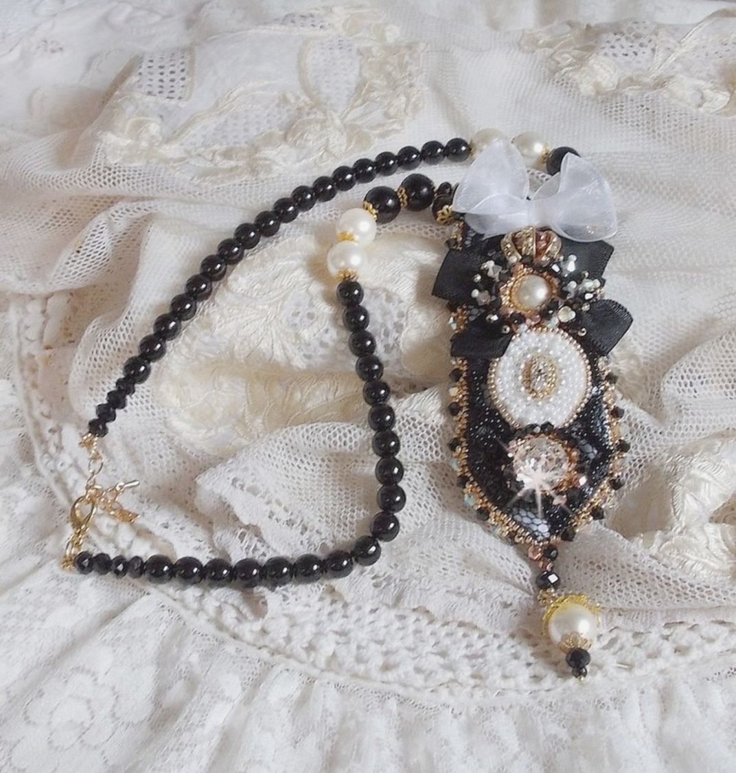 Collana vintage Sacred Black Haute-Couture ricamata con cristalli Swarovski, nastro di organza e perline Miyuki