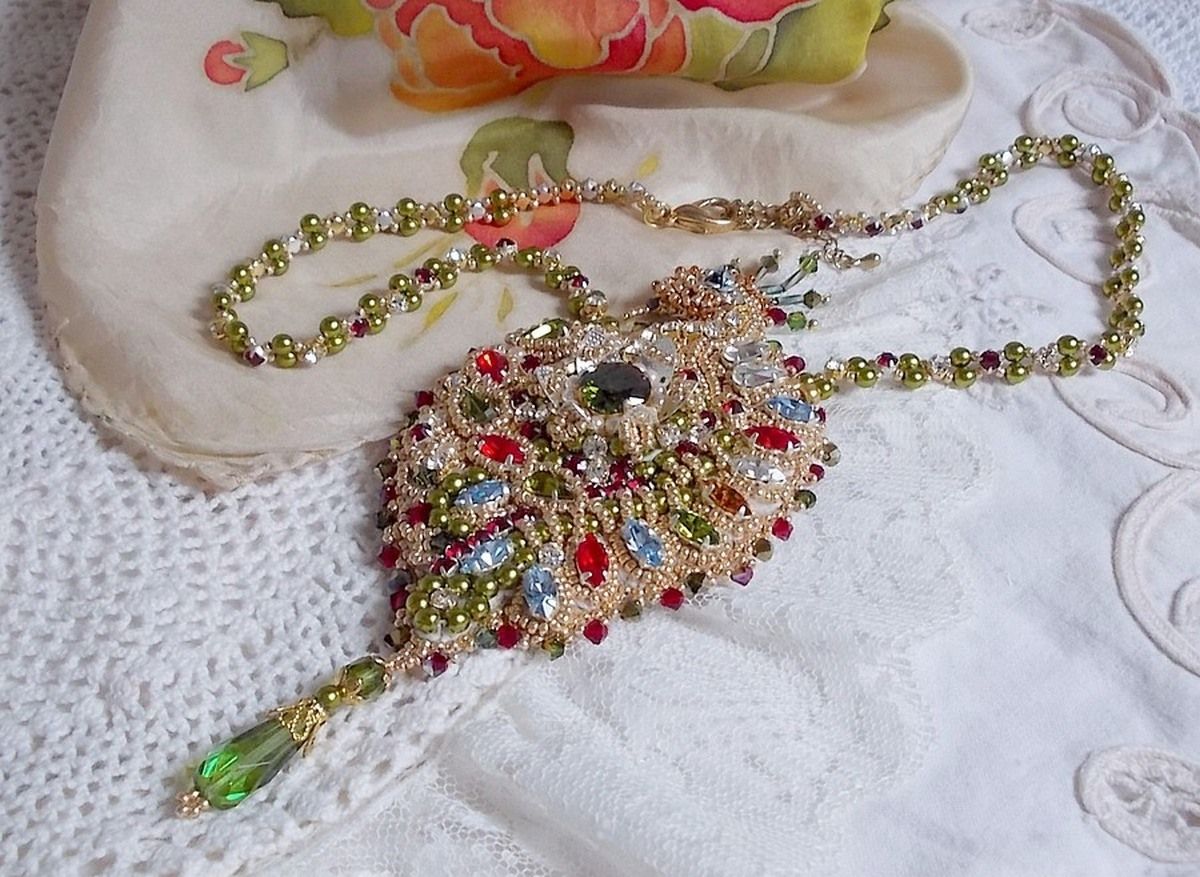 Collana L'Oiseau des Iles ricamata con cristalli Swarovski, perle e perline Miyuki.