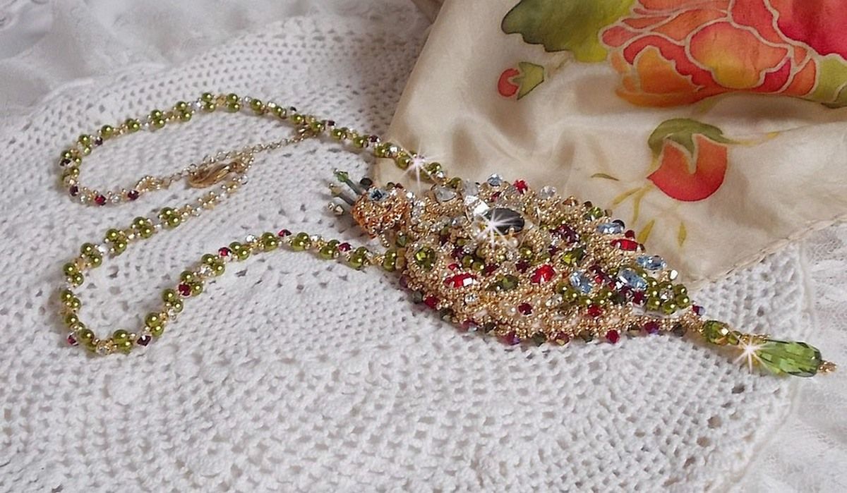 Collana L'Oiseau des Iles ricamata con cristalli Swarovski, perle e perline Miyuki.