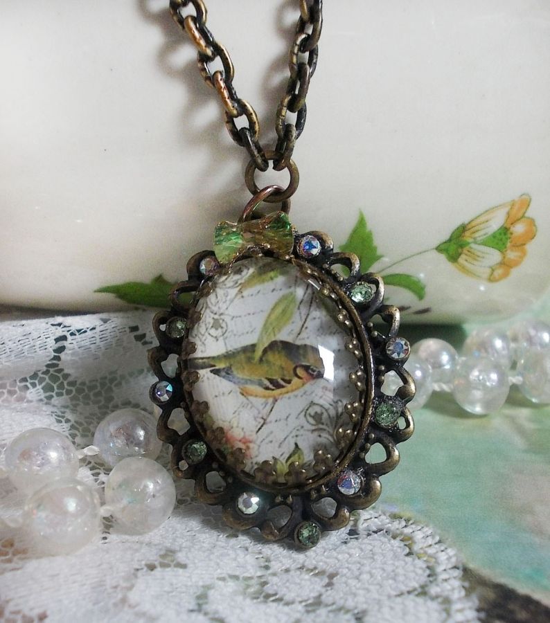 Collana Garden Bird creata con cabochon di bava e cristalli montati su accessori in bronzo