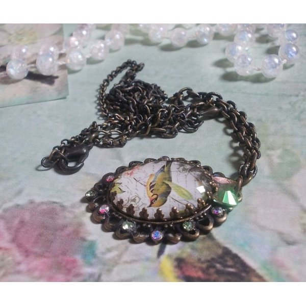 Collana Garden Bird creata con cabochon di bava e cristalli montati su accessori in bronzo