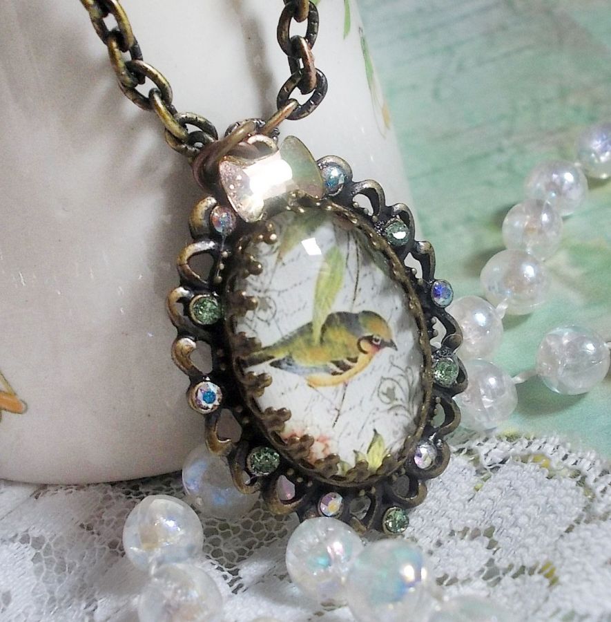 Collana Garden Bird creata con cabochon di bava e cristalli montati su accessori in bronzo