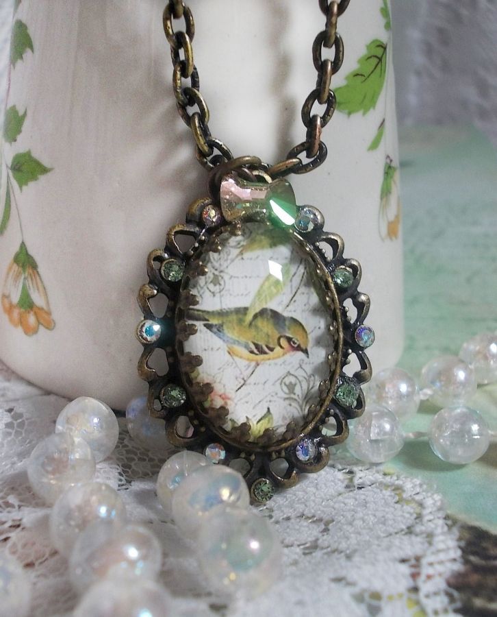 Collana Garden Bird creata con cabochon di bava e cristalli montati su accessori in bronzo