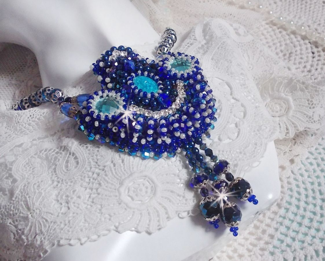 Collana Paris Divine ricamata con cristalli Swarovski, perline di cristallo bohémien e perline di seme 