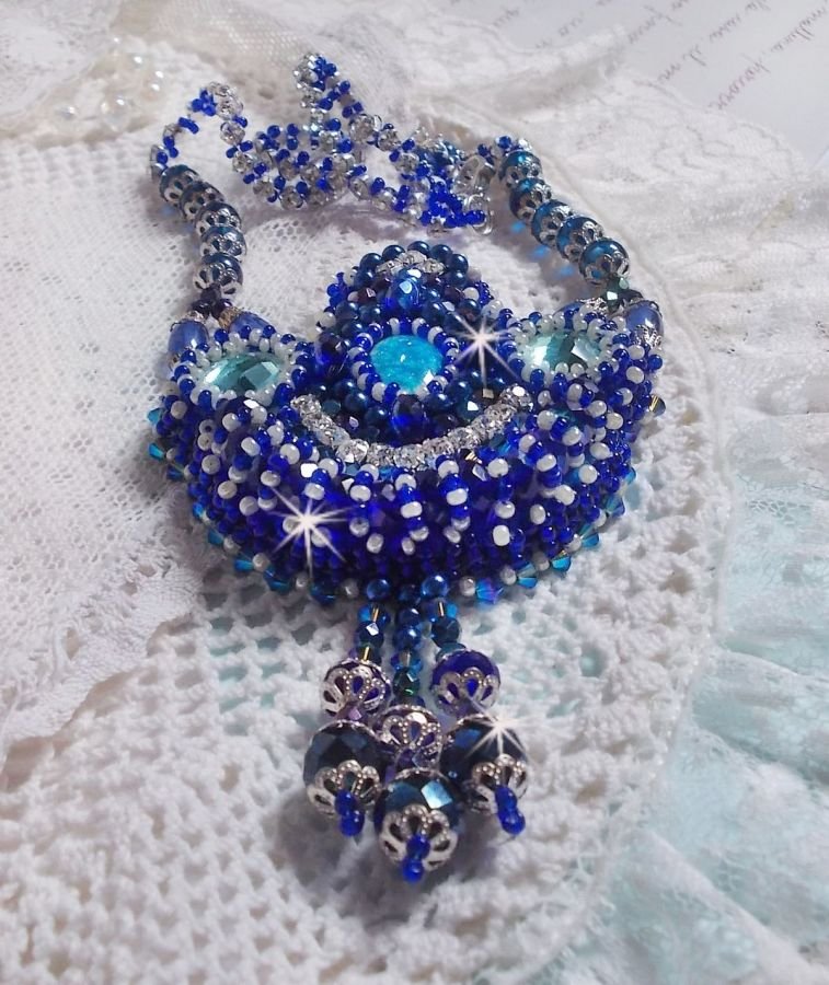 Collana Paris Divine ricamata con cristalli Swarovski, perline di cristallo bohémien e perline di seme 