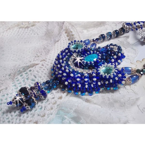 Collana Paris Divine ricamata con cristalli Swarovski, perline di cristallo boh&eacute;mien e perline di seme 