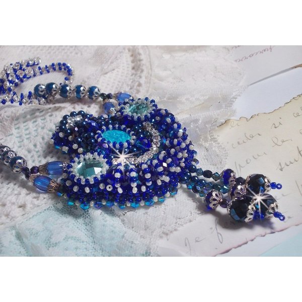 Collana Paris Divine ricamata con cristalli Swarovski, perline di cristallo boh&eacute;mien e perline di seme 