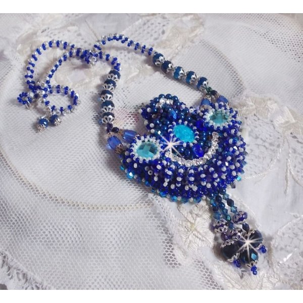 Collana Paris Divine ricamata con cristalli Swarovski, perline di cristallo boh&eacute;mien e perline di seme 