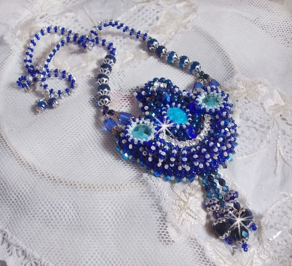 Collana Paris Divine ricamata con cristalli Swarovski, perline di cristallo bohémien e perline di seme 