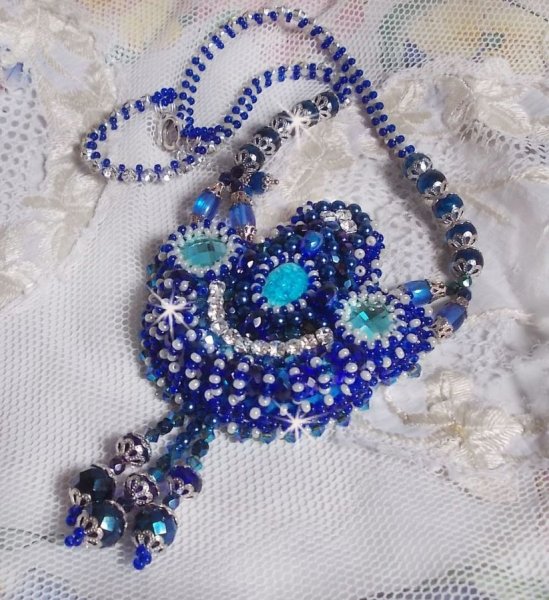 Collana Paris Divine ricamata con cristalli Swarovski, perline di cristallo boh&eacute;mien e perline di seme 