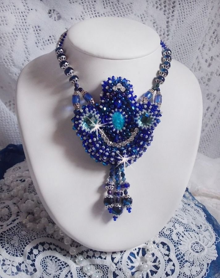 Collana Paris Divine ricamata con cristalli Swarovski, perline di cristallo bohémien e perline di seme 