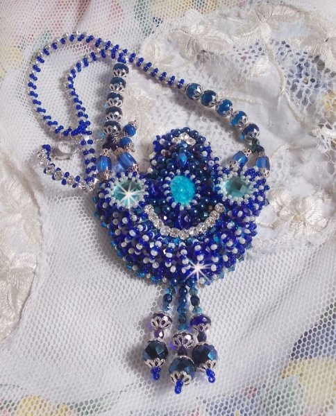 Collana Paris Divine ricamata con cristalli Swarovski, perline di cristallo boh&eacute;mien e perline di seme 