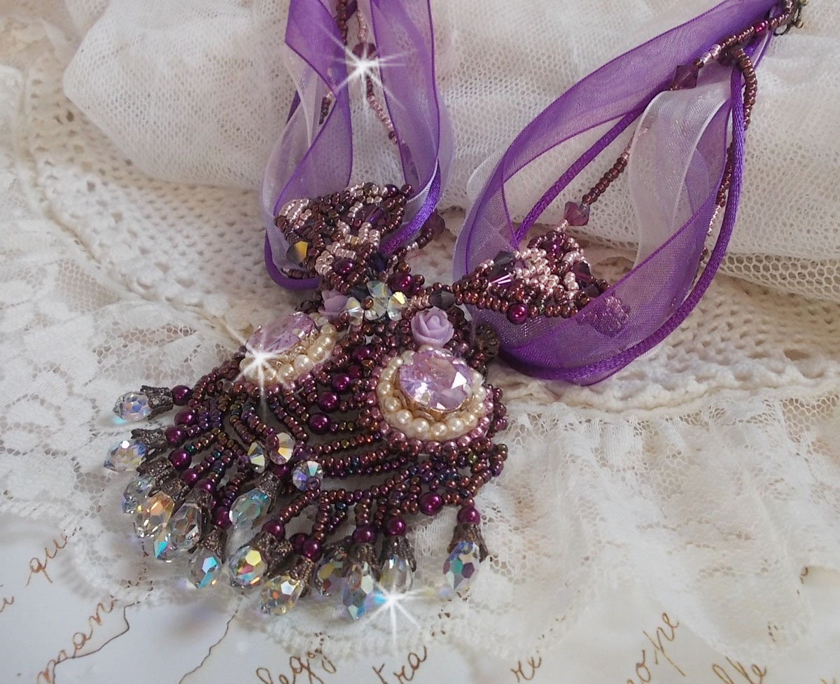 Collana Parisienne ricamata con cristalli Swarovski, perle avorio e semi di perle