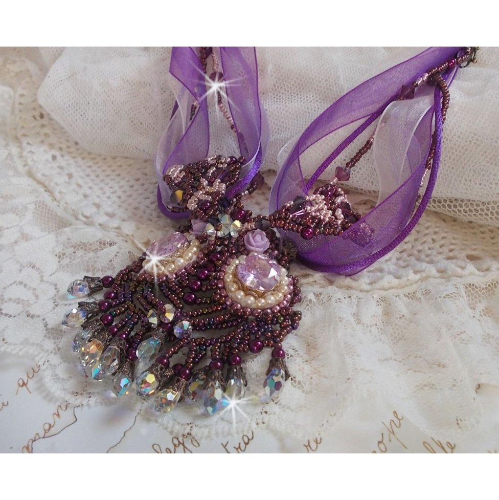 Collana Parisienne ricamata con cristalli Swarovski, perle avorio e semi di perle