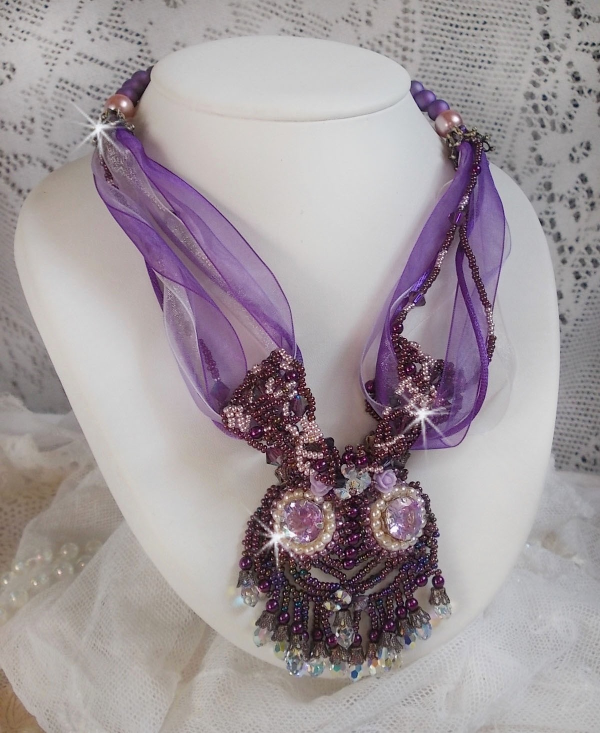 Collana Parisienne ricamata con cristalli Swarovski, perle avorio e semi di perle