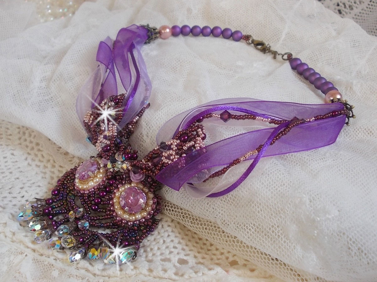 Collana Parisienne ricamata con cristalli Swarovski, perle avorio e semi di perle