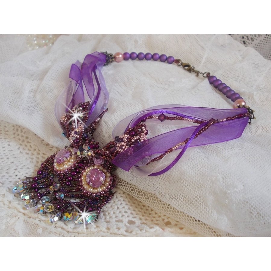 Collana Parisienne ricamata con cristalli Swarovski, perle avorio e semi di perle