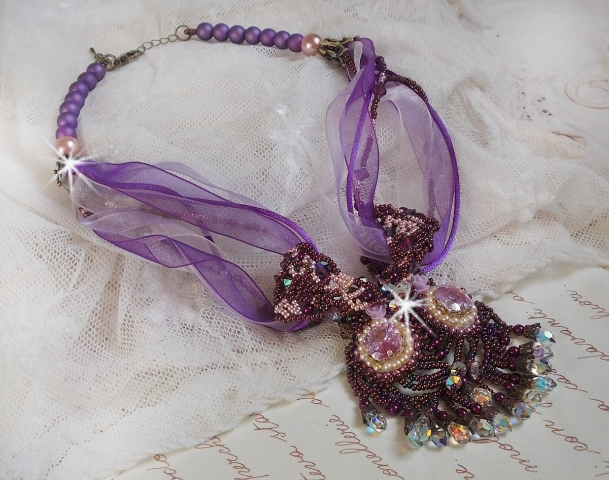 Collana Parisienne ricamata con cristalli Swarovski, perle avorio e semi di perle