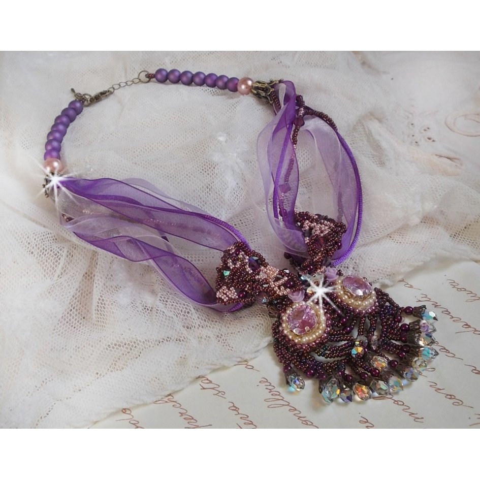 Collana Parisienne ricamata con cristalli Swarovski, perle avorio e semi di perle