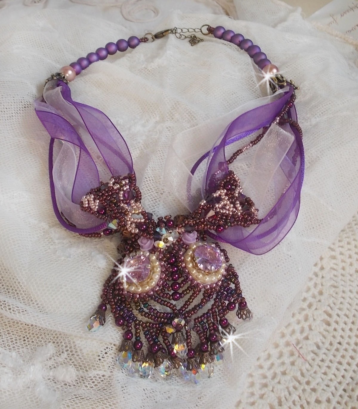 Collana Parisienne ricamata con cristalli Swarovski, perle avorio e semi di perle