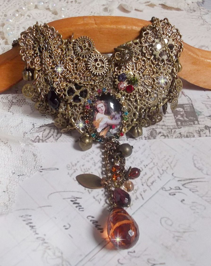 La collana Mes Passions Broc crea una donna dai capelli dorati con fiori, accessori in bronzo, ciondoli in cristalli e una catena di strass.