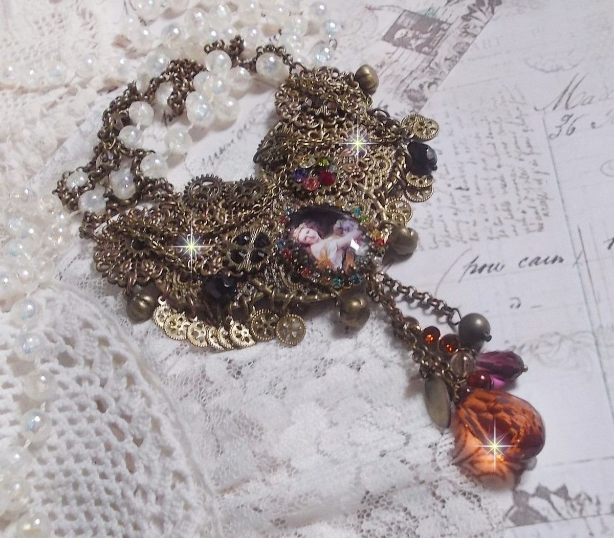 La collana Mes Passions Broc crea una donna dai capelli dorati con fiori, accessori in bronzo, ciondoli in cristalli e una catena di strass.