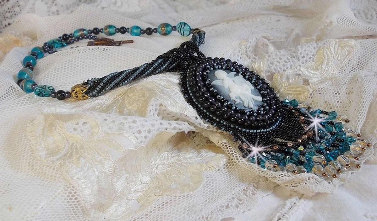 Collana con ciondolo Angelot con Angelo in acrilico, trottole in cristallo Swarovski e perle giapponesi