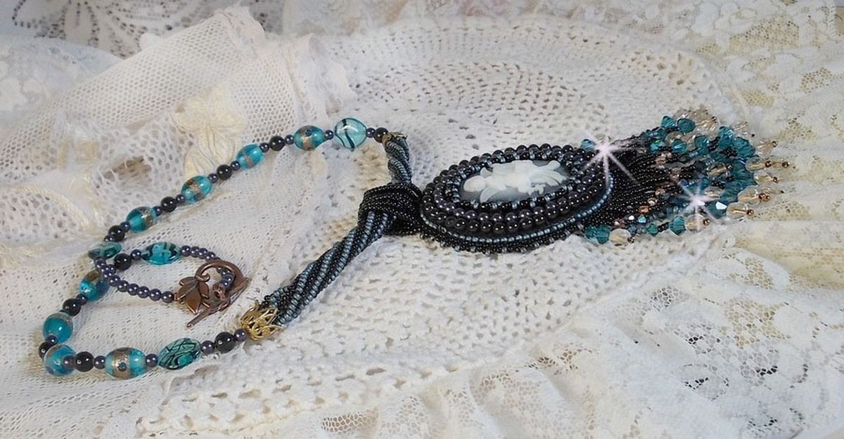 Collana con ciondolo Angelot con Angelo in acrilico, trottole in cristallo Swarovski e perle giapponesi