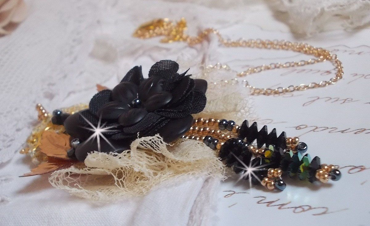 Collana con ciondolo acchiappasogni nero e oro con pizzo antico e splendidi cristalli