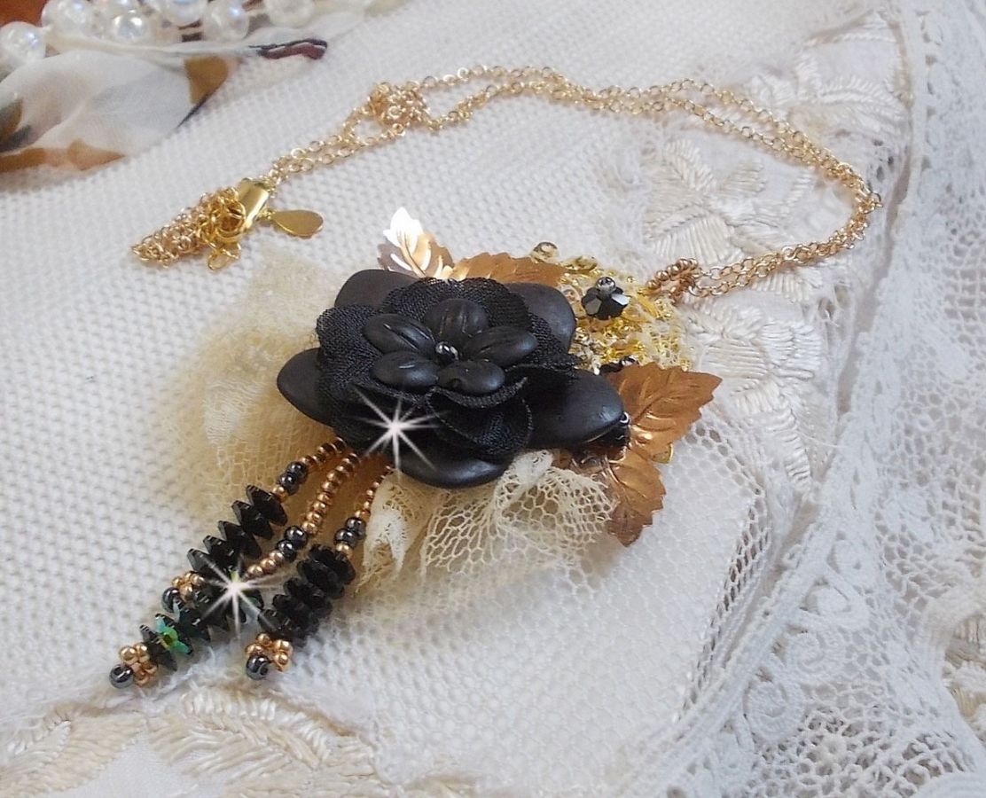 Collana con ciondolo acchiappasogni nero e oro con pizzo antico e splendidi cristalli