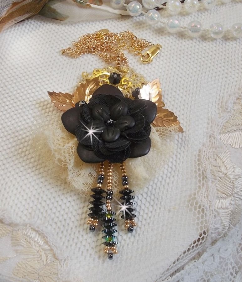 Collana con ciondolo acchiappasogni nero e oro con pizzo antico e splendidi cristalli