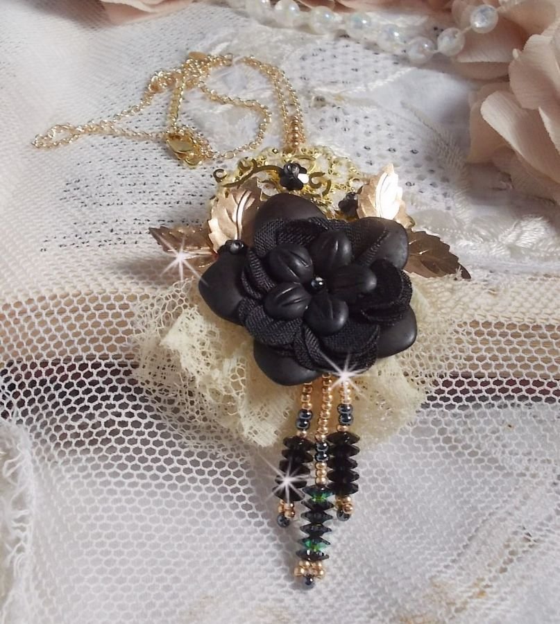 Collana con ciondolo acchiappasogni nero e oro con pizzo antico e splendidi cristalli