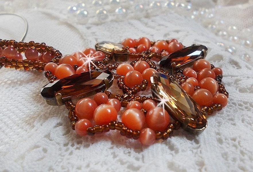 Collana con ciondolo autunnale con cristalli Swarovski e perle di vetro a occhio di gatto