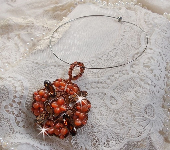 Collana con ciondolo autunnale con cristalli Swarovski e perle di vetro a occhio di gatto