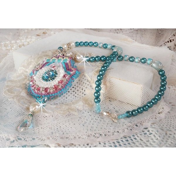 Collier pendentif Beauty Alicia Blue avec des cristaux de Swarovski et une dentelle tr&egrave;s fine.