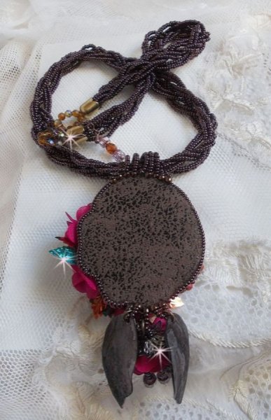 Collana Belle H&eacute;l&egrave;ne Haute-Couture con fiori in tessuto e foglie in madreperla