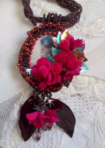 Collana Belle H&eacute;l&egrave;ne Haute-Couture con fiori in tessuto e foglie in madreperla