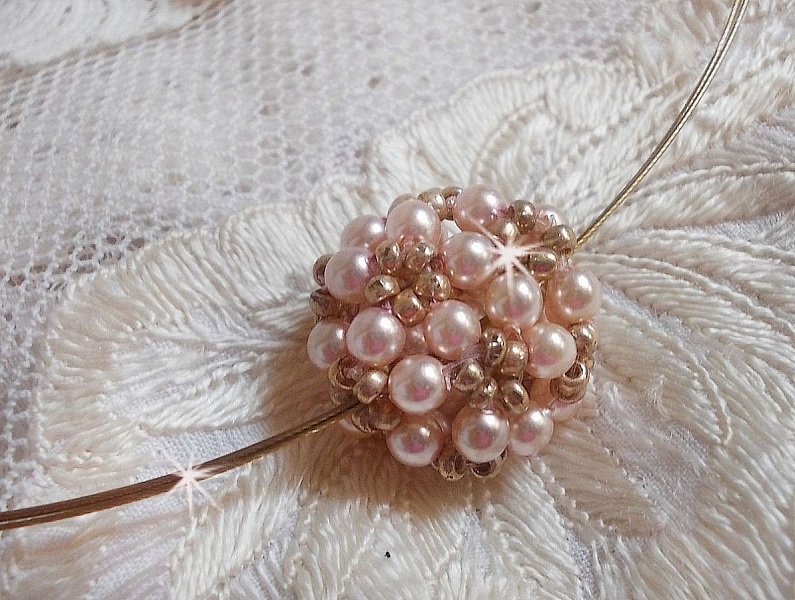 Collana con ciondolo a forma di palla di perla con perle di cristallo Swarovski