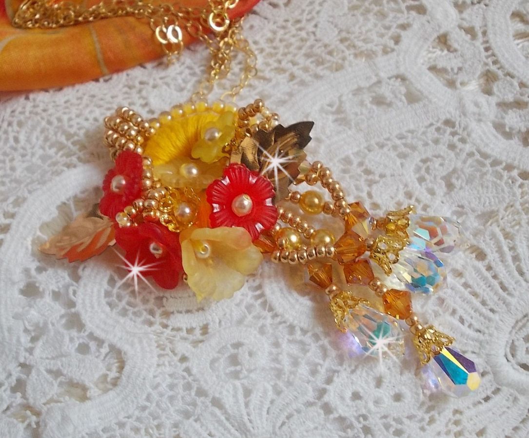 Collana con ciondolo a bottone in oro con cristalli e perle di varie qualità