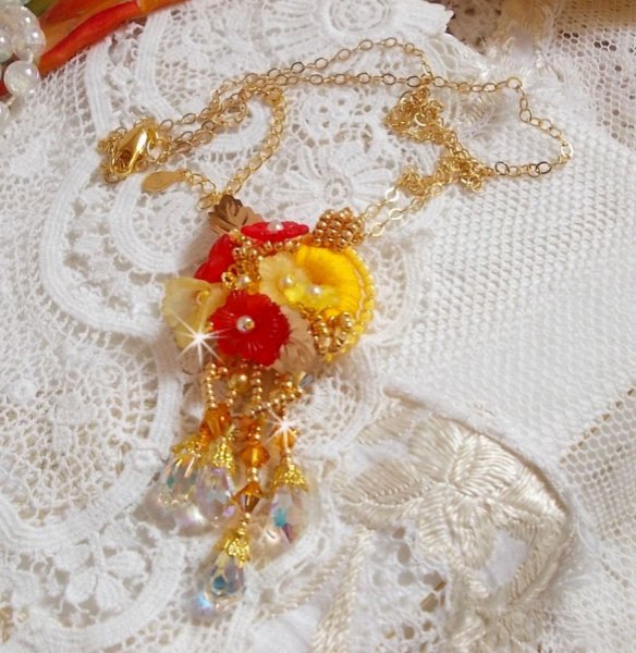 Collana con ciondolo a bottone in oro con cristalli e perle di varie qualit&agrave;