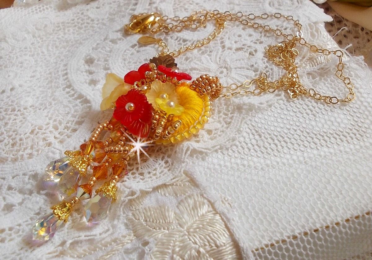 Collana con ciondolo a bottone in oro con cristalli e perle di varie qualità