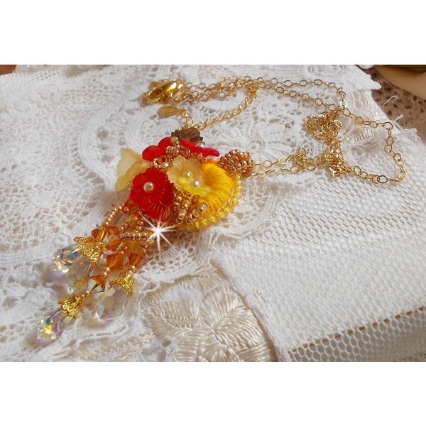 Collana con ciondolo a bottone in oro con cristalli e perle di varie qualit&agrave;