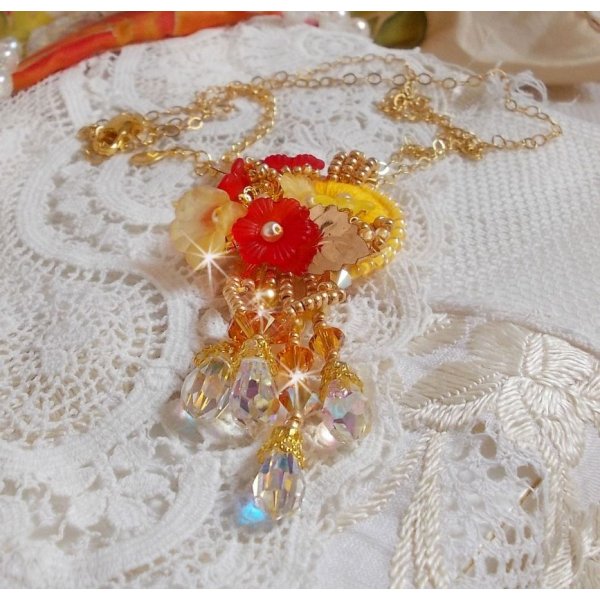 Collana con ciondolo a bottone in oro con cristalli e perle di varie qualit&agrave;