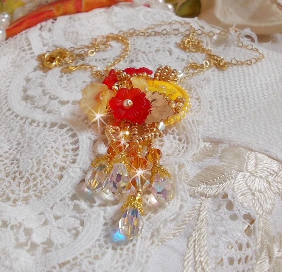 Collana con ciondolo a bottone in oro con cristalli e perle di varie qualità