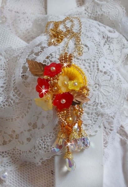 Collana con ciondolo a bottone in oro con cristalli e perle di varie qualit&agrave;